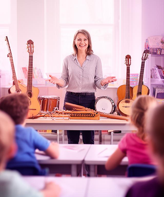 Profesor de música en un aula luminosa mostrando instrumentos a sus alumnos con actitud cercana